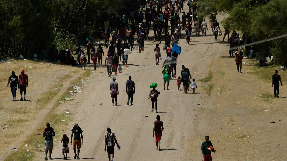 Migranter på den amerikanska sidan gränsen, i Del Rio, Texas, i fredags.
