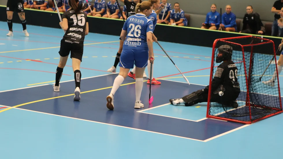 Premiärmålet är ett faktum och Amanda Berglund med ryggen mot kameran svarade för fullträffen.