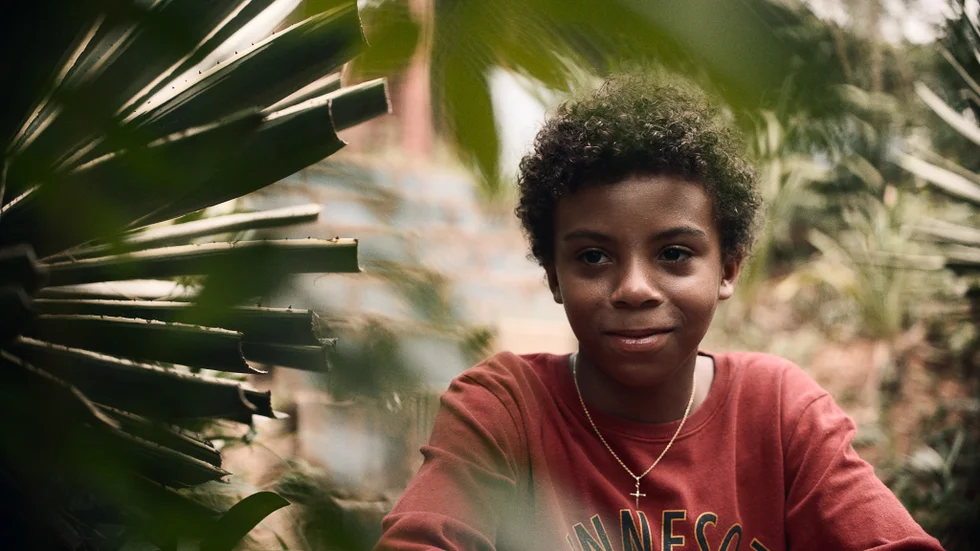 "Litet land" handlar om pojken Gabriel (Djibril Vancoppenolle) och hans familjs öde under folkmordet på den etniska gruppen tutsier.