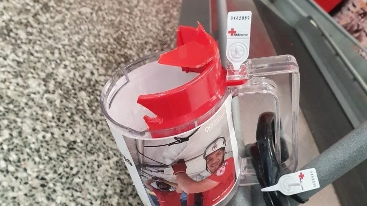 Polisen har sedan tidigare kännedom om kvinnan som de tror stal insamlingsbössan från Coop-butiken i Hultsfred. Arkivbild.