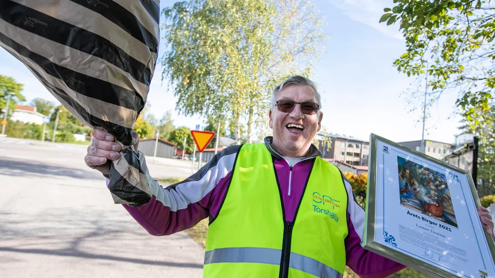 Lennart Törnblom jublar efter att ha tagit emot hedersutmärkelsen Årets Birger.