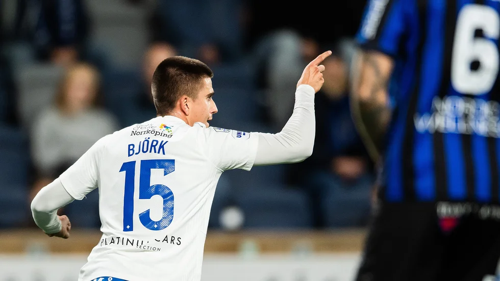 Carl Björk firar ett av sina mål på Studenternas.