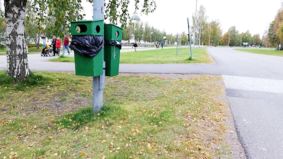 Placeringarna av de kvarvarande hundlatrinerna har gjort dem svårtillgängliga, menar skribenten. 