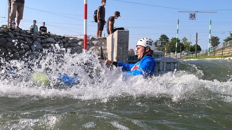 OS-nian på plats i Bratislava för årets näst största mål. Erik Holmer har en bra känsla fast forsen är ombyggd. Det är mjukstart på onsdagen med lagtävling och så individuellt kval på torsdag.