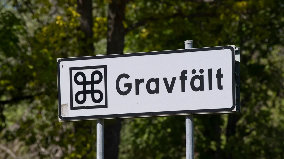 Länsstyrelsen godkänner att en elledning vid en fornlämning utanför Gamleby grävs ned. 
