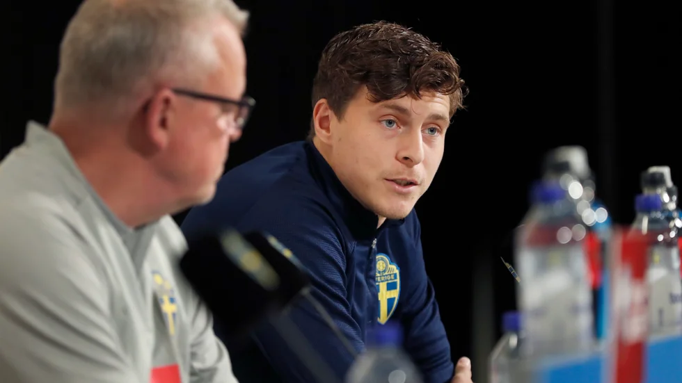 Victor Nilsson Lindelöf under en pressträff inför torsdagens VM-kvalmöte med Spanien.