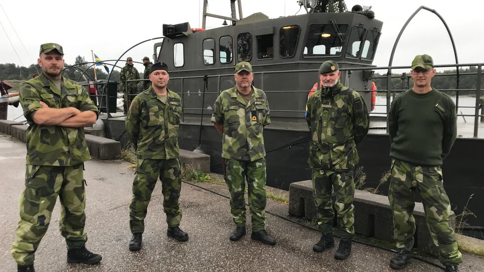 Mika Manner, Tomas Peltonen, Johan Östermark, Conny Lundvall och Thomas Runfeldt, från Hemvärnsbåtplutonen framför båten Gråskär som eskorterade flottans fartyg in i Oxelösunds hamn. 