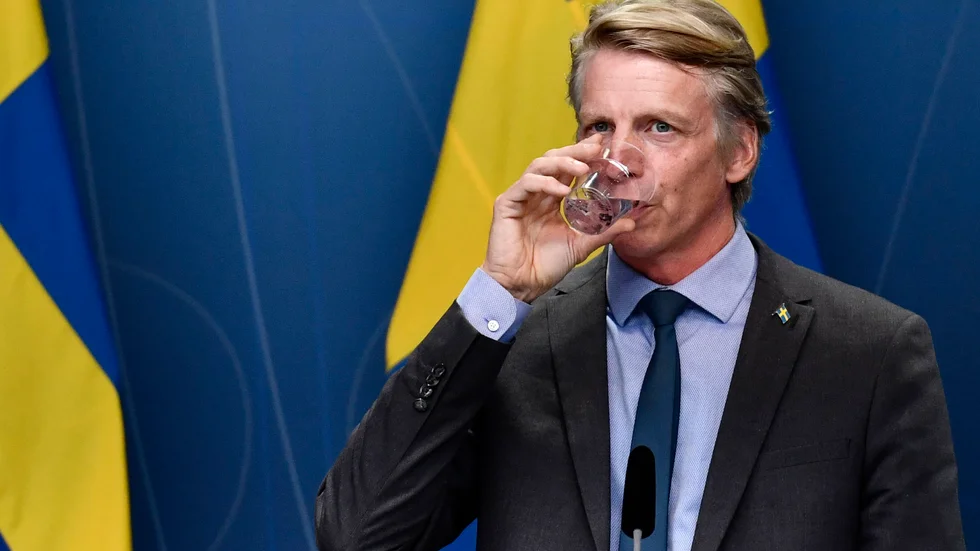 Klimatminister Per Bolund (MP) har skjutit upp beslutet om slutförvar av kärnbränsle trots varningar från energibransch och näringsliv. 