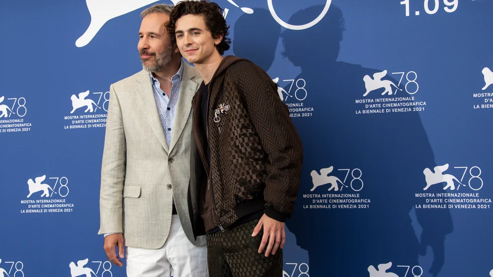 Regissören Denis Villeneuve och skådespelaren Timothée Chalamet framträder på röda mattan i Venedig inför premiären av nya "Dune".