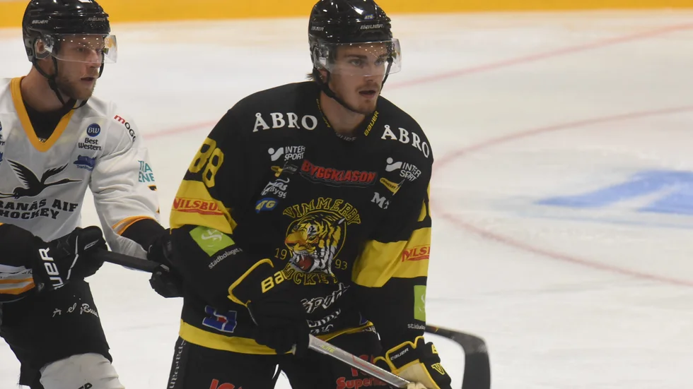 Lucas Jidenius fick en otäck smäll i början av tredje perioden och fick föras till sjukhus.