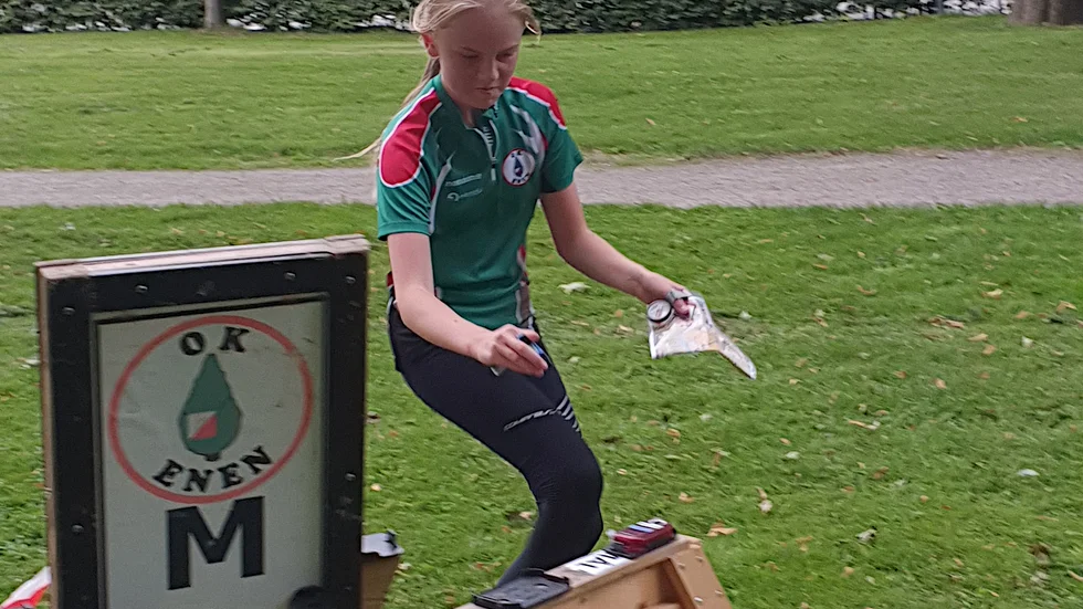 Ebba Nilsson var en av deltagarna när OK Enen arrangerade KM i Sprint runt Drömparken och Enavallen.