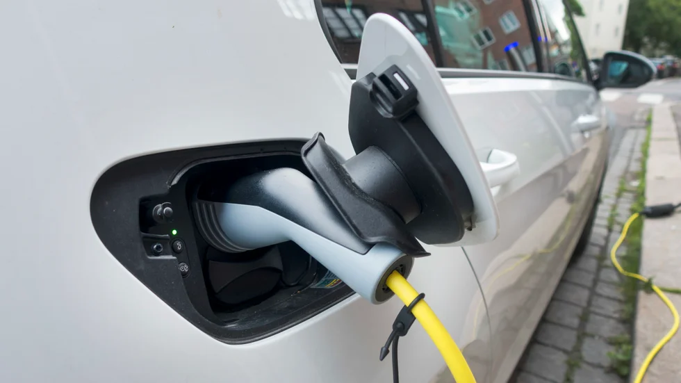Om alla elbilsägare i ett villaområde kommer hem och ska ladda bilen samtidigt kan elnätet få svårt att räcka till.