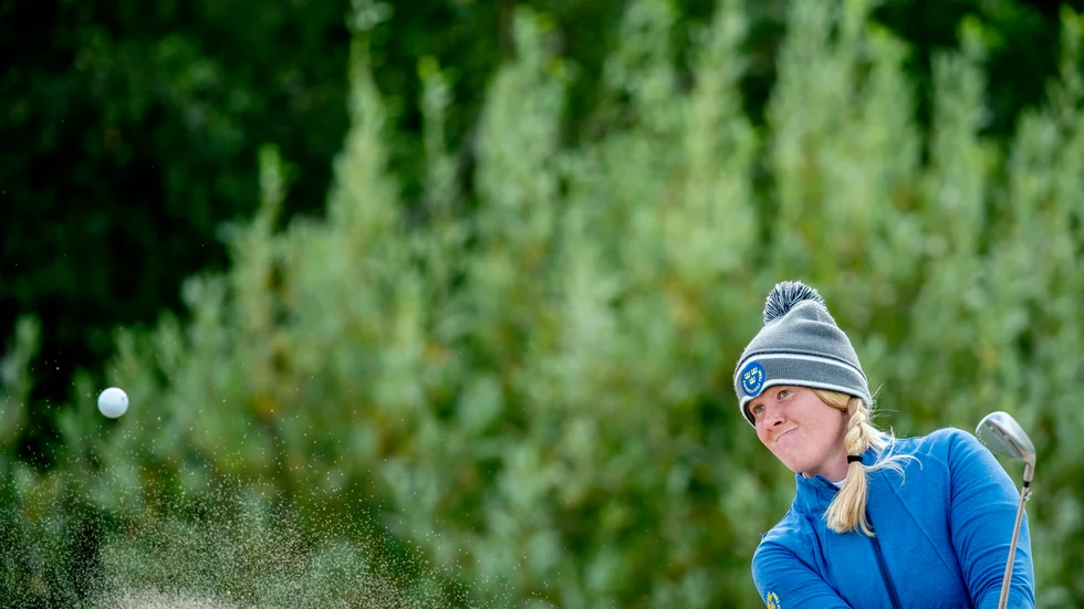Ingrid Lindblad slår ett bunkerslag i Skaftö open.
