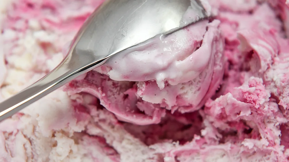 Insändarskribenten uppmanar läsarna att äta vegansk glass istället för glass gjord på mjölk.