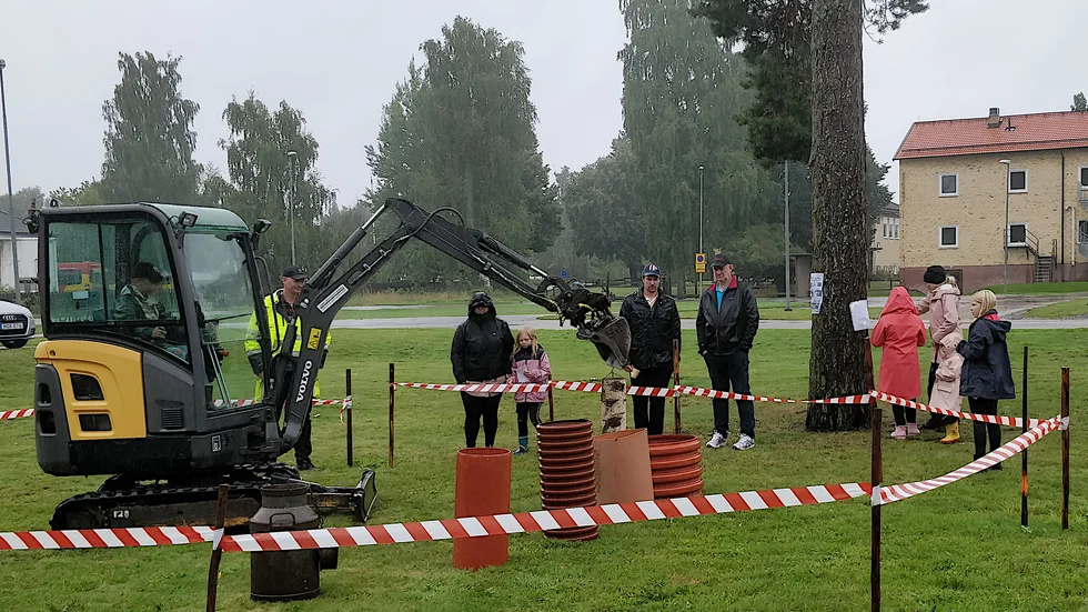 Trots ihållande regn kunde Pingstkyrkan i Mörlunda genomföra sin barndag, med många spännande aktiviteter. Bland annat fick man prova på att spaka en grävmaskin.