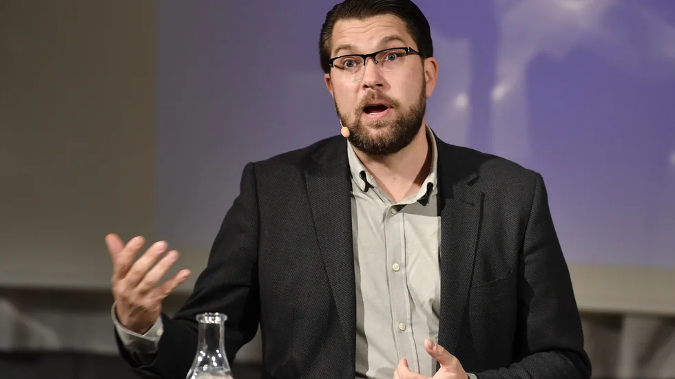 SD-ledaren Jimmie Åkesson uppmanar ovaccinerade riksdagsledamlter i partiet att vaccinera sig eller jobba hemma.