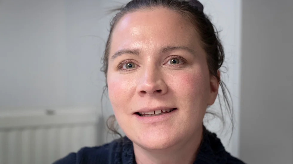 Tina Sandström, Kvinnojouren Lillasyster, blev rasande, bestört och beklämd här hon läste om Kristna Värdepartiets åsikter kring abort och att 12-åriga flickor kan bli mammor. (Arkivbild)