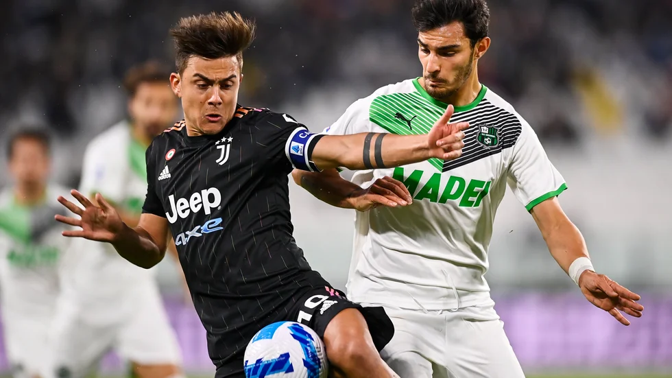 Juventus Paulo Dybala och Sassuolos Kaan Ayhan i kamp om bollen.