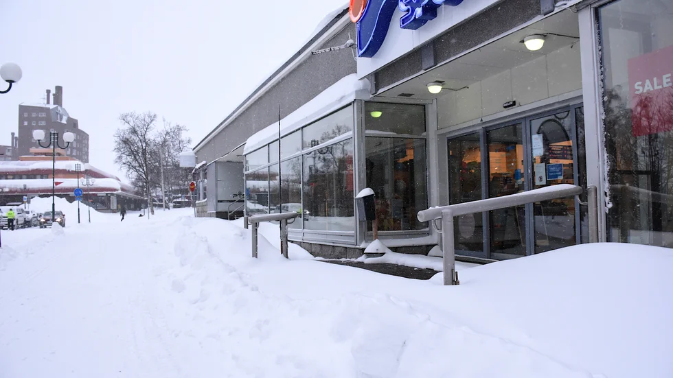 "Det är snart vitt på backen. Jag kan inte påstå att jag längtar. Men gud nåde om det kommer någon utsocknes och beklagar sig över vädret, då går jag i försvar", skriver Anna Kuru.