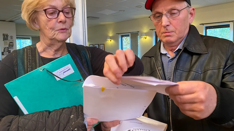 Inger och Åke Karlsson visar Lösings häradsallmännings stadgar. De menar att kontraktet om vindkraftverk i Kolmården är ogiltigt. 