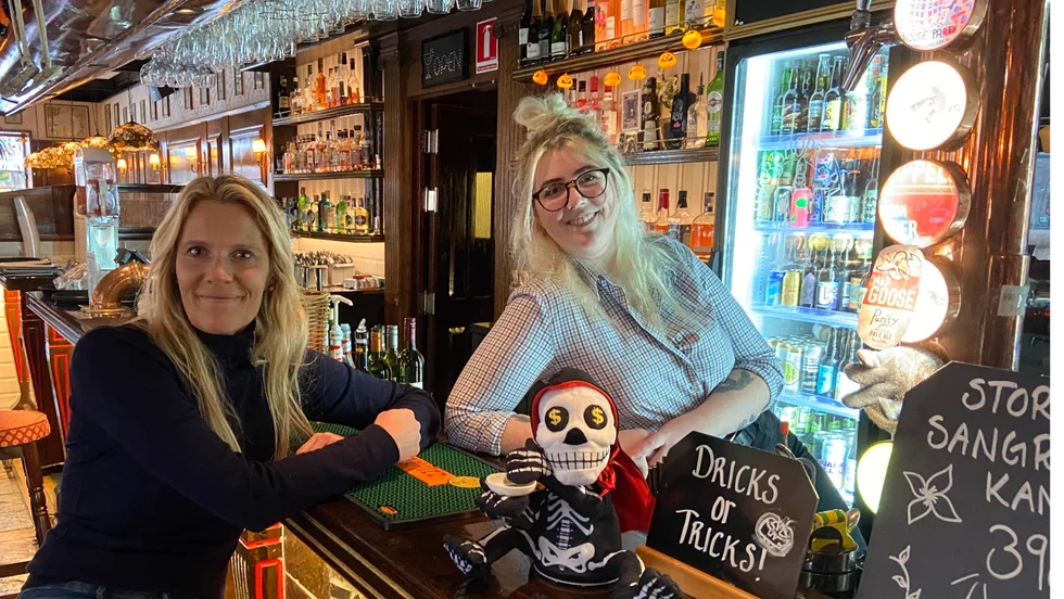 Restaurangchefen Madelene Fernqvist och servitrisen Modesty Buckley på Bishops arms kommer att skrämma upp sina gäster på fredagskvällen. Blod utlovas, det är trots allt halloween som firas. "När jag var barn fanns den här högtden inte ens."