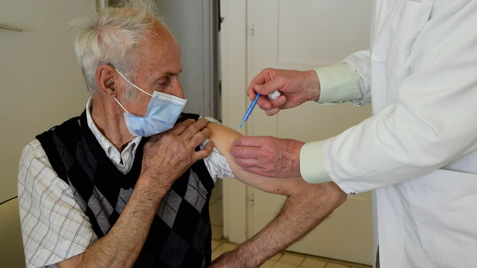 En invånare i ungerska Taplanszentkereszt vaccineras mot covid-19. Ungern är det EU-land med flest antal döda per invånare i sjukdomen under de senaste veckorna. Arkivfoto.