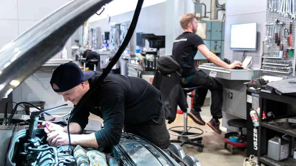 Tidigare arbetade en servicetekniker med en bil, men nu har Forslunds minst två personer som samarbetar kring servicen på varje bil. Det här innebär kortare väntetider och bättre resultat för kunden.