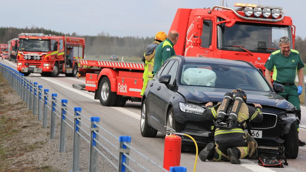 Vid 14:30-tiden på onsdagen körde en bil in i mitträcket på väg E4 norr om avfarten mot Vattholma i Björklinge.