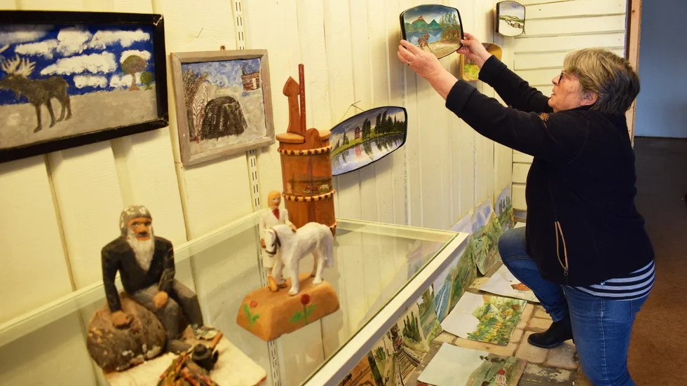 Konstpedagogen Catharina Johansson Berg förbereder utställningen som är en del av konst- och kulturmanifestationen i Arvidsjaur.
