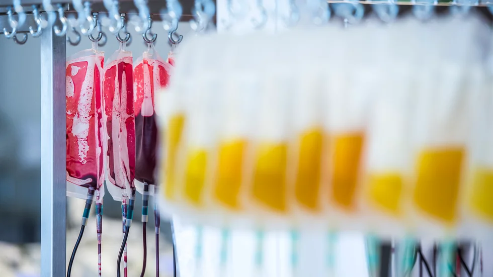 Forskare på Karolinska institutet studerar om blodplasma från redan sjuka i covid-19 som också fått vaccin kan ge god behandlingseffekt mot covid-19. Arkivbild.
