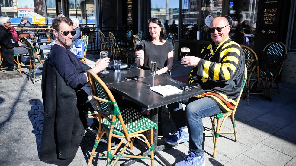 Niklas Sandström, Sofia Lyxell och Peter Lindberg skålade för vårsolen och för att Skellefteå AIK är i slutspel.