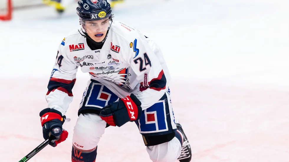 Elliot Ekmark skriver ett tvåårskontrakt med LHC och antalet egenfostrade talanger växer.