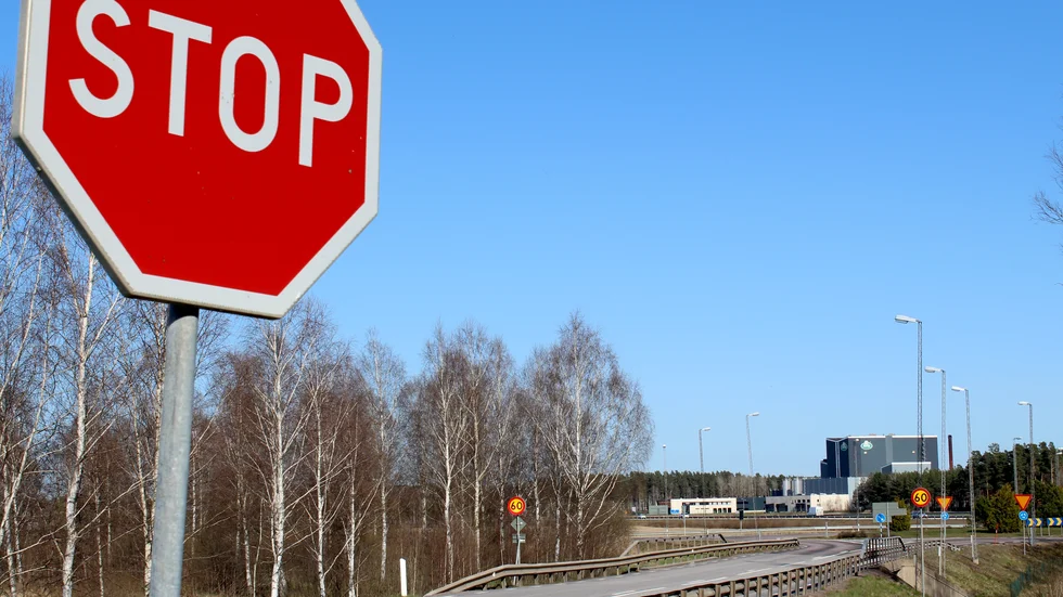 En polis såg att mannen inte stannade vid stoppskylten. "Det gjorde jag visst", hävdar föraren.