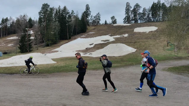 Löparna passerar Sunnerstabacken i början av loppet. Från vänster: Magnus Seger, Jenny Lindroth, Per Jämtelid och Henrik Rosencrantz. Även musikansvariga Angelina Pertoft (på cykel) syns på bilden.
