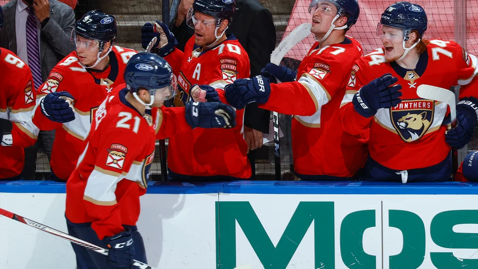Floridas center Alexander Wennberg gratuleras av lagkamraterna efter att ha kvitterat i matchen mot Carolina.