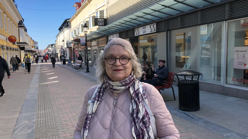 Christina Bergström, 70 år, har en hel del på gång i helgen. Hon ska titta på fotboll, lösa korsord och skicka sms till barn och barnbarn. Däremellan tänker hon glädja sig åt små saker och vara tacksam.