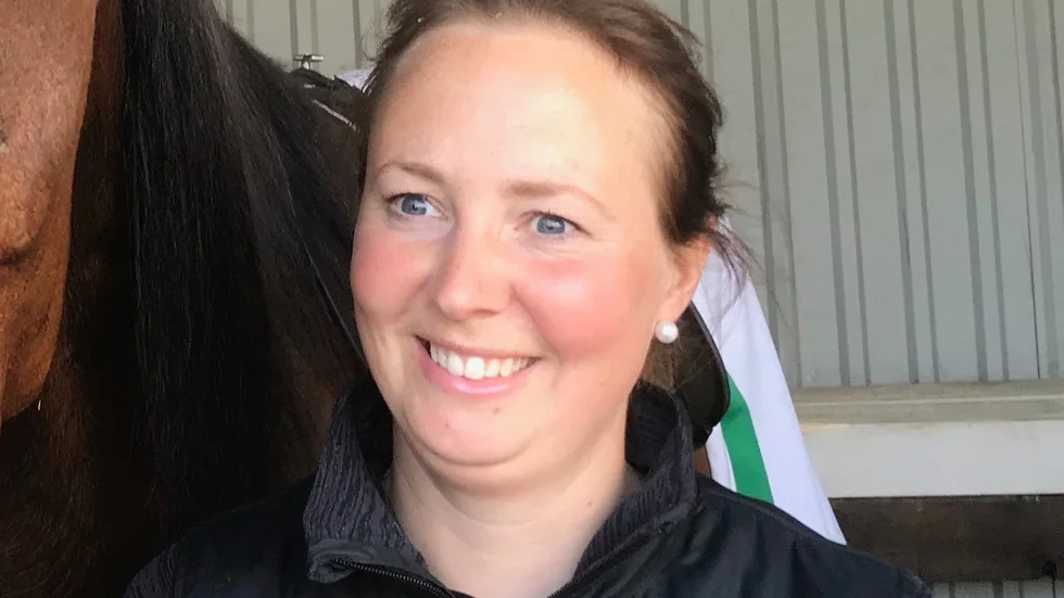 Gabriella Laestander selar ut båda sina nyförvärv.