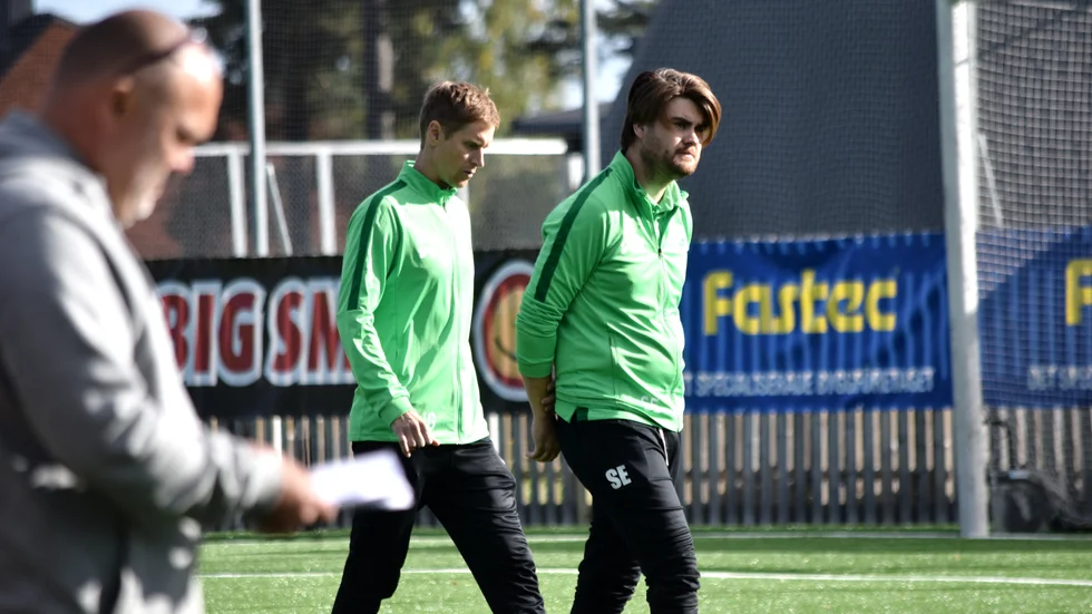 Moröns huvudtränare Simon Eriksson, till höger, fick se sitt lag tappa poäng för tredje matchen i rad.