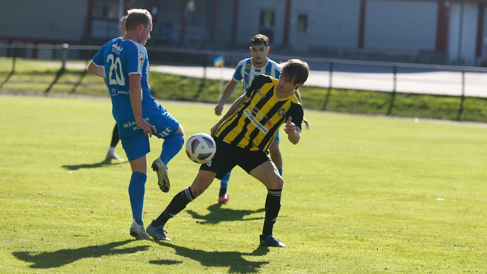 VFF:s Simon Larsson i kamp med Sleipners Johan Andersson om bollen.