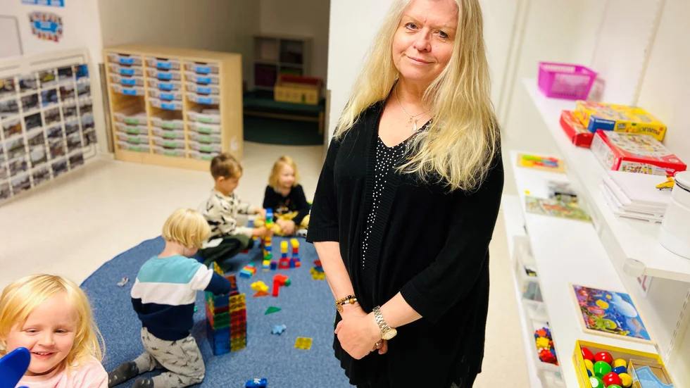 "Att jobba med barn och få känna deras förtroende är underbart. Det känns i hjärtat", säger Helena Tervanotko, som är glad över att bo nära så hon kan hälsa på nån gång ibland. Joyline tycker Helenas kryckor är fasligt roliga.