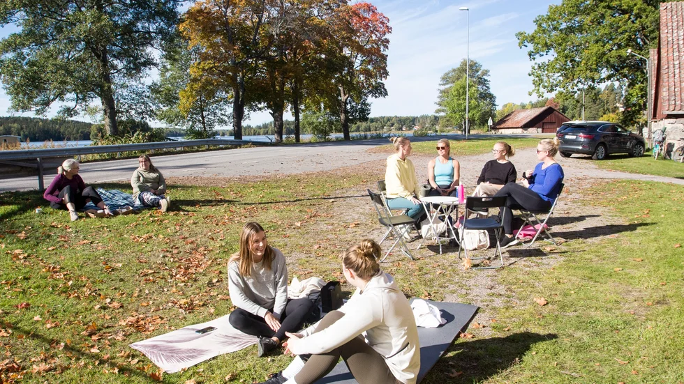 Septembersolen glittrade i Forssjösjön och utanför den gamla kraftstationen passade deltagarna i evenemanget Din stund i Forssjö på att njuta i värmen.