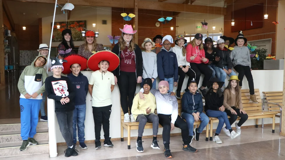 Få utlopp för sin fantasi och kreativitet samtidigt som det stärker gemenskapen. En liten hatt kan göra mycket.