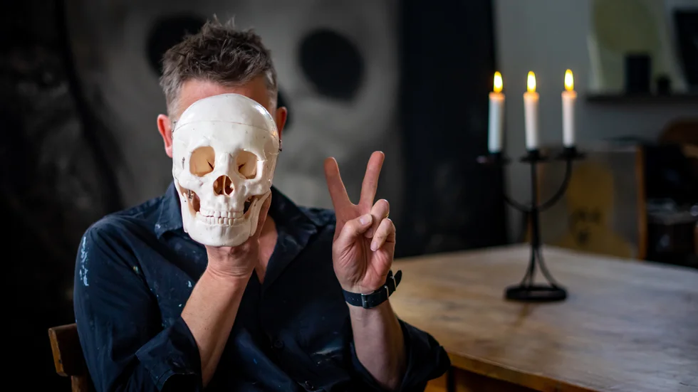 "Jag tycker inte riktigt om dem, men jag älskar dem samtidigt" säger Jesper Waldersten och gör en gest mot alla dödskallar som finns i hans ateljé. 