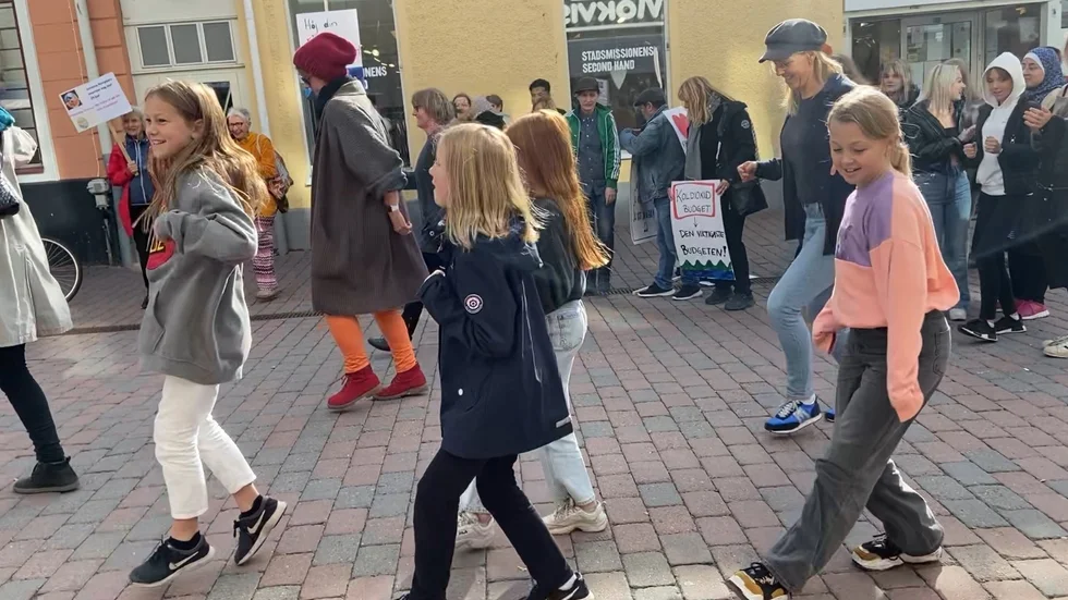 Klimataktivisterna dansandes fram på Storgatan under fredagen.