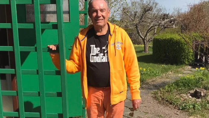 78-åriga Leif Schelin svimmade och hamnade på akuten på Akademiska sjukhuset i Uppsala i somras. Där blev han liggande på en brits i runt 18 timmar.