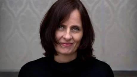 OSYNLIGA ÄRR. "Det är de glömda detaljerna, men ständigt närvarande känslorna och osynliga ärren som är grunden till Alakoskis nya bok "Oktober i Fattigsverige"", menar Kurirens recensent Maria Hamberg.