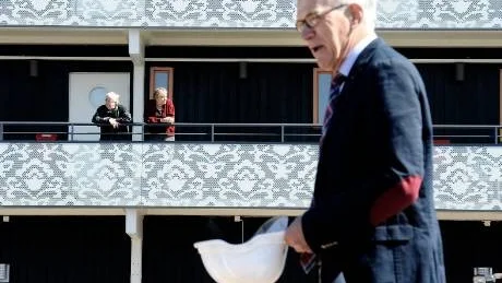 INVIGDE. Kommunalrådet Karl Petersen invigde årgångshuset på Hertsötorget i maj förra året. Nu får han möta de missnöjda hyresgästerna. Foto: Roland S Lundström