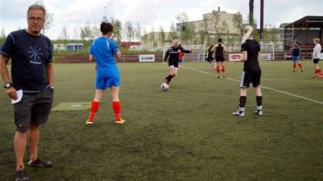 INGEN SERIEFINAL. Kiruna FF:s tjejer tvingades svida om till träning i stället för seriefinal mot Infjärden som inte kom till Lombia. Ordföranden Gustaf Sixten Inga i förgrunden. Foto: Kenneth Johansson