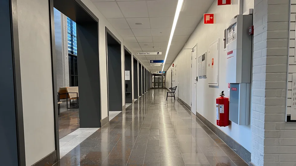 Uttrycket "utan vårdpersonalens kompetens stannar vården" är återkommande i vårddebatten. Men vad tycker egentligen personalen? Vi skickade ut en enkät till vårdpersonal inom Region Östergötland där vi ställde frågor om det går att berätta om missförhållanden anonymt, om de vågar uttala sig i medierna och om de upplever att det finns en tystnadskultur på arbetsplatsen