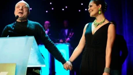 PRISUTDELNING. Jonas Gardell och kronprinsessan Victoria på scenen.